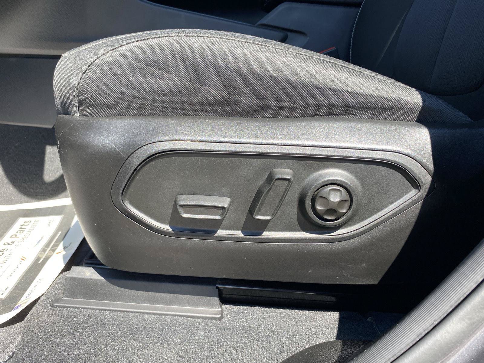 Used 2023 Jeep Grand Cherokee Laredo AWD/4WD image 14