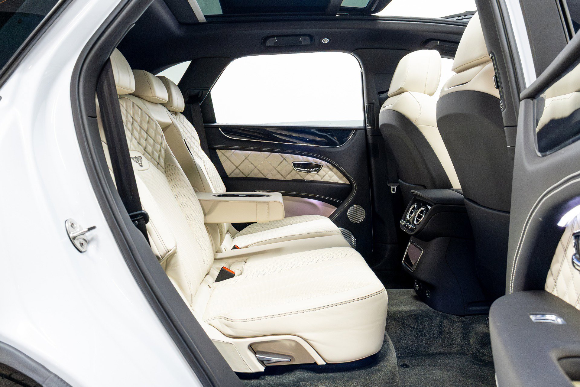 Used 2021 Bentley Bentayga w/ First Edition Specification image 32