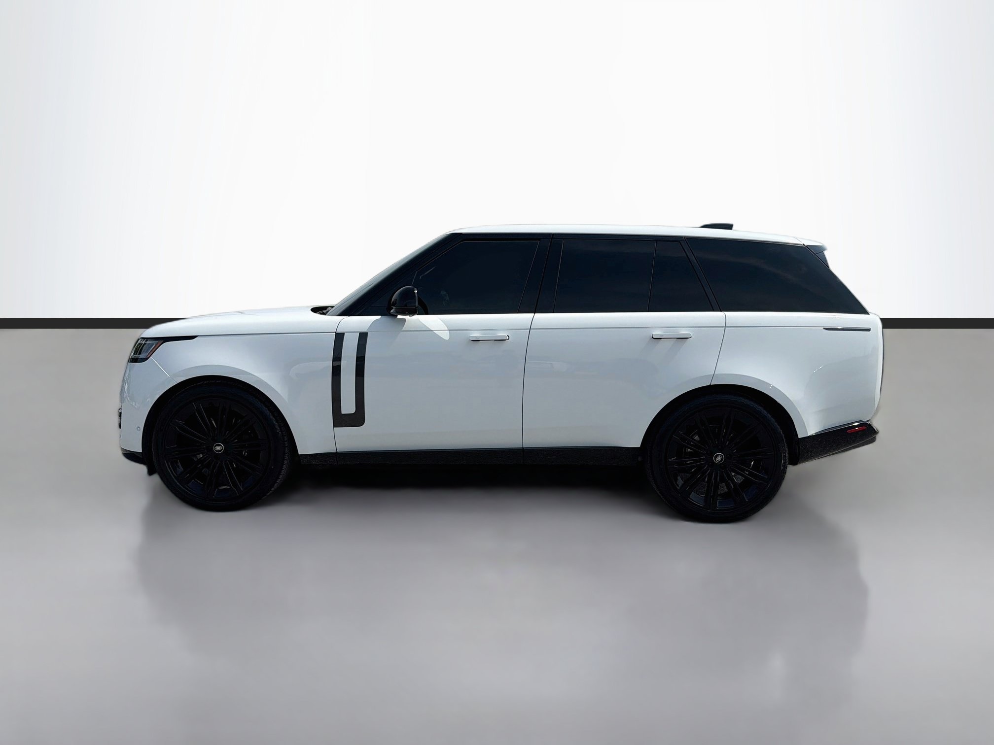 Used 2025 Land Rover Range Rover SE AWD/4WD image 2