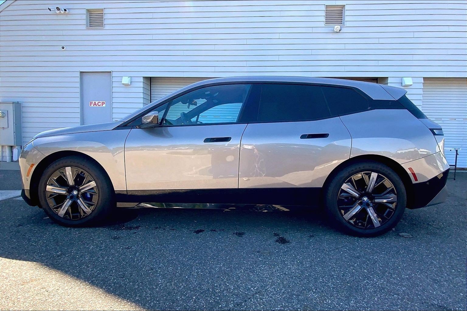 Certified 2023 BMW iX xDrive50 w/ Premium Package AWD/4WD image 2