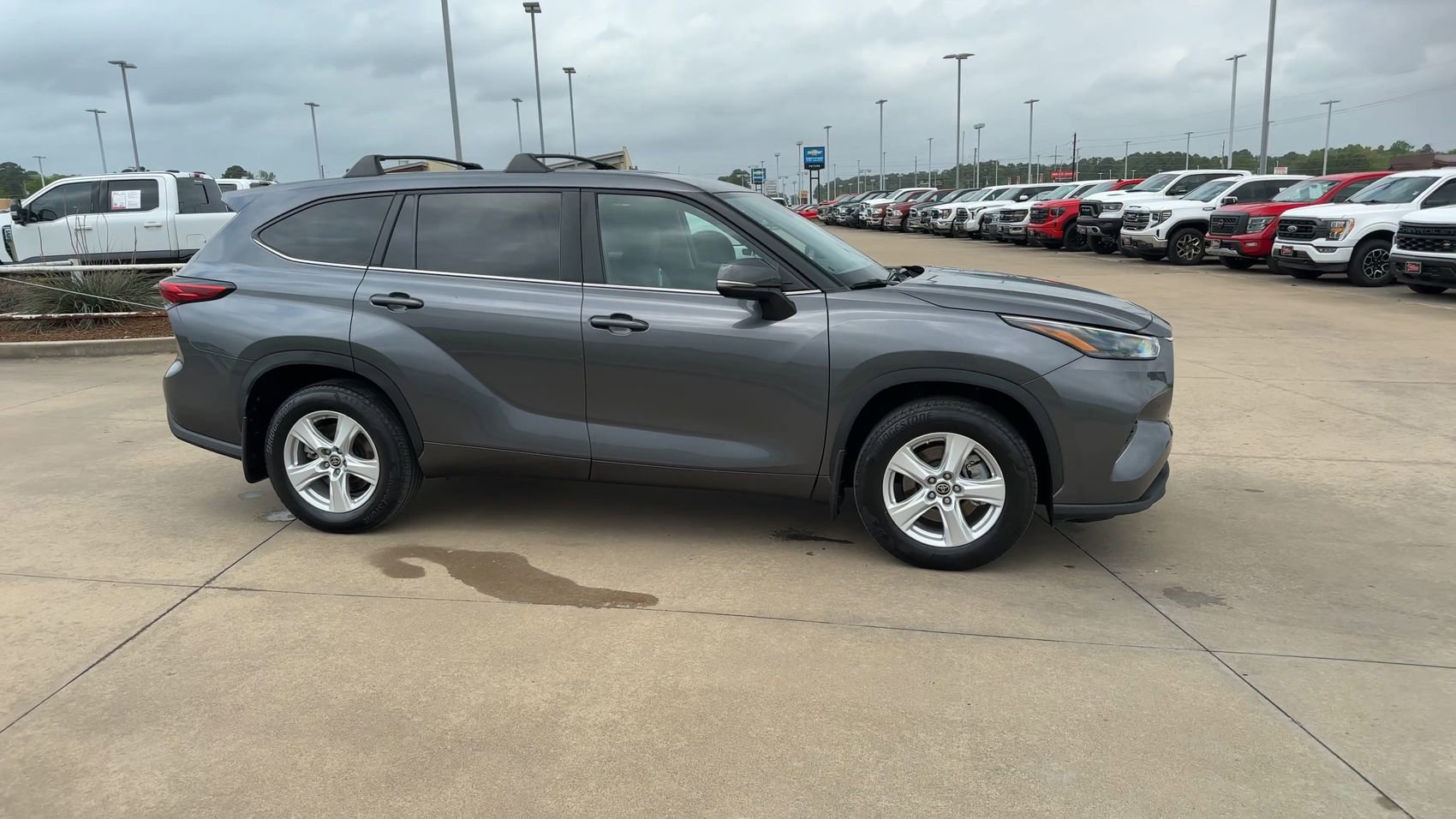 Used 2023 Toyota Highlander LE FWD image 9