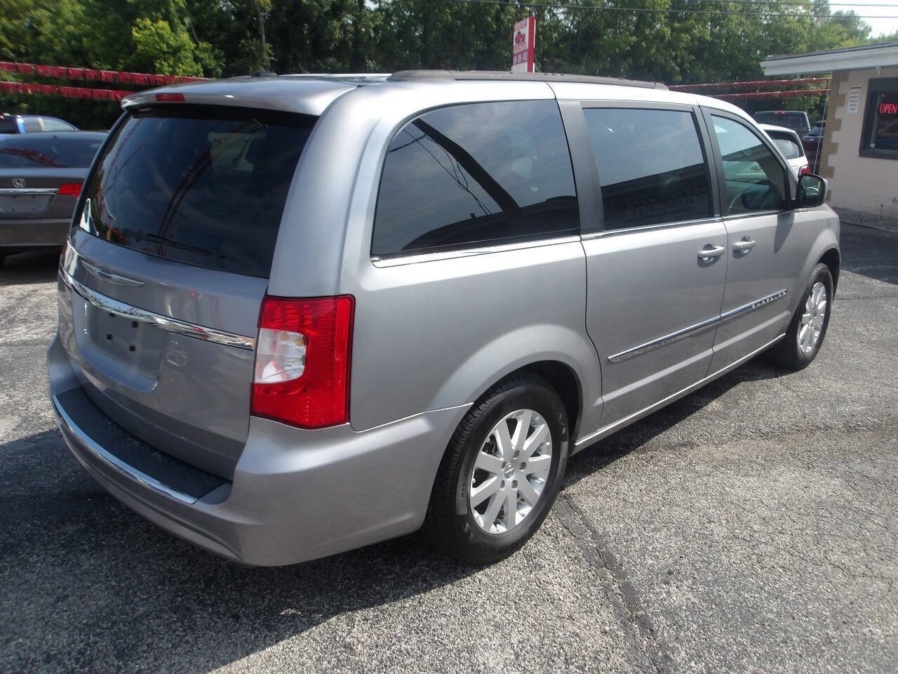 Used 2014 Chrysler Town & Country Touring FWD image 4