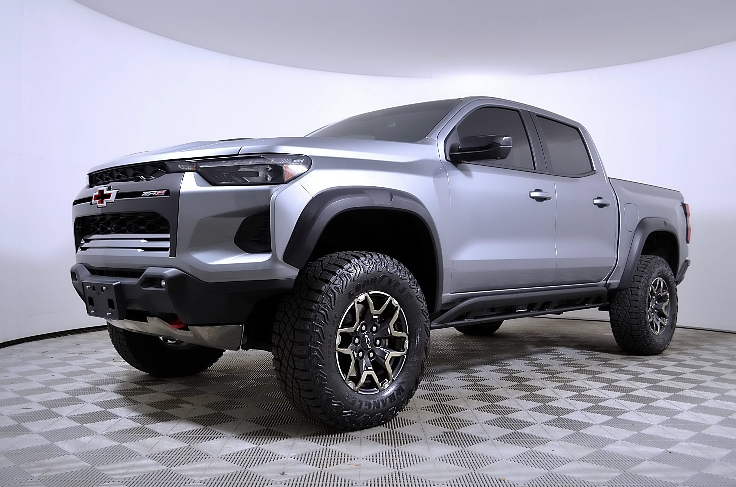 Used 2025 Chevrolet Colorado ZR2 w/ Technology Package AWD/4WD image 2