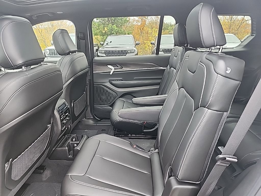 New 2025 Jeep Grand Cherokee L Limited w/ Black Appearance Package image 22