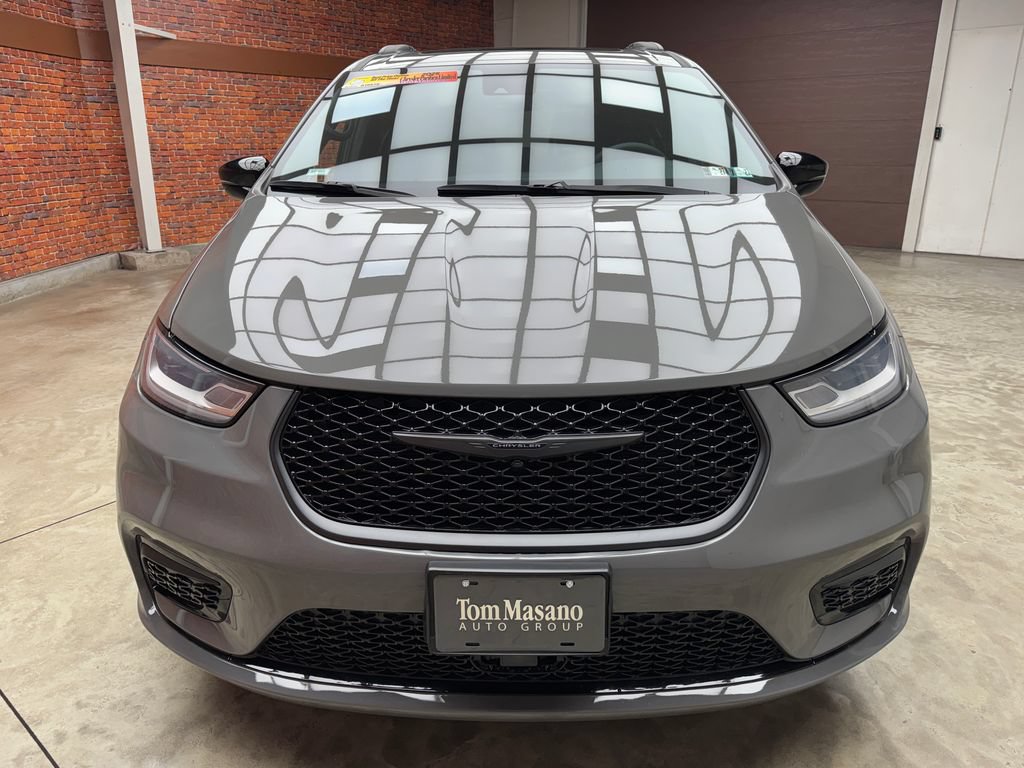 Used 2025 Chrysler Pacifica Limited FWD image 9