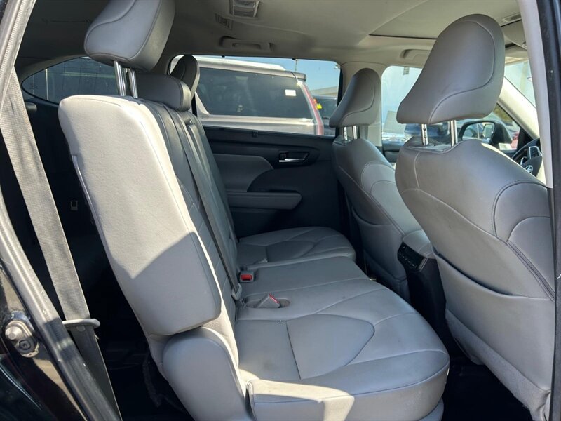 Used 2020 Toyota Highlander XLE AWD/4WD image 26