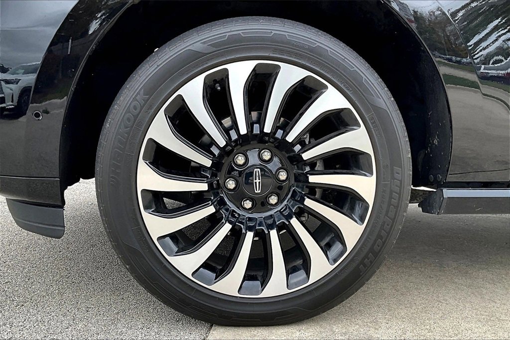 Used 2023 Lincoln Navigator Black Label image 10