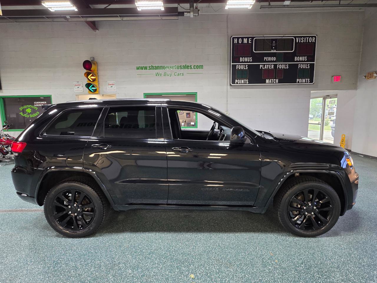 Used 2017 Jeep Grand Cherokee Altitude AWD/4WD image 5