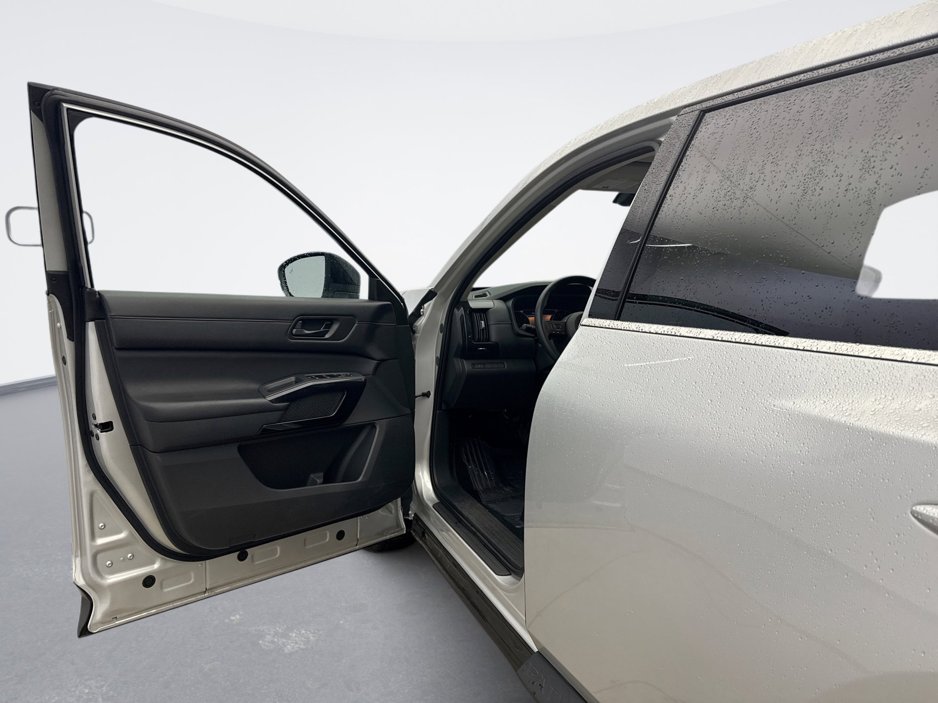 Used 2024 Nissan Pathfinder S image 9