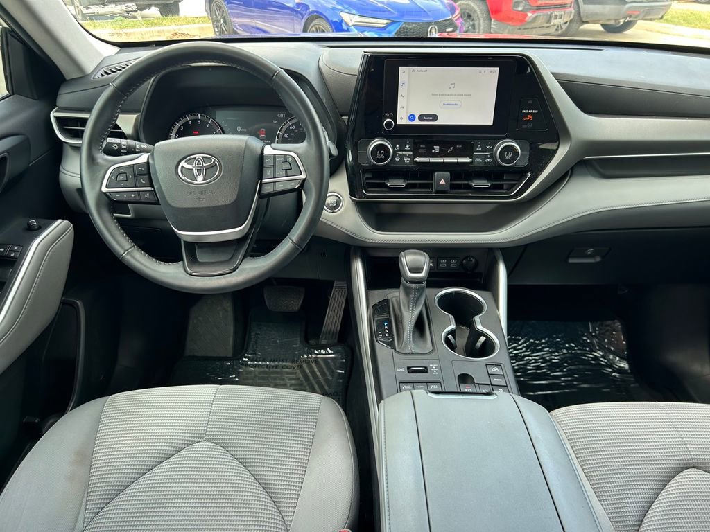Used 2023 Toyota Highlander LE AWD/4WD image 17