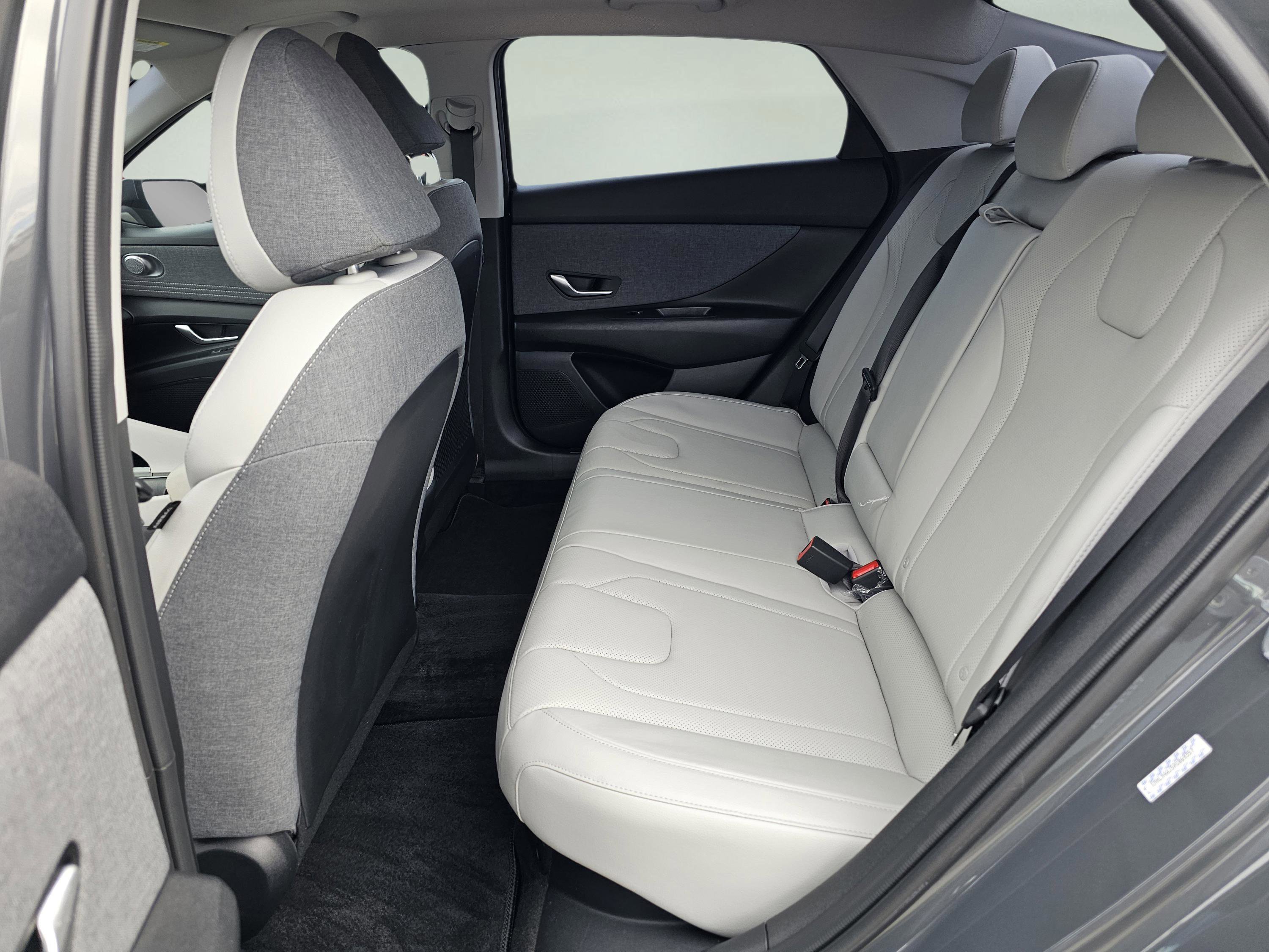 Used 2023 Hyundai Elantra Limited w/ Preferred Accessory Package image 31