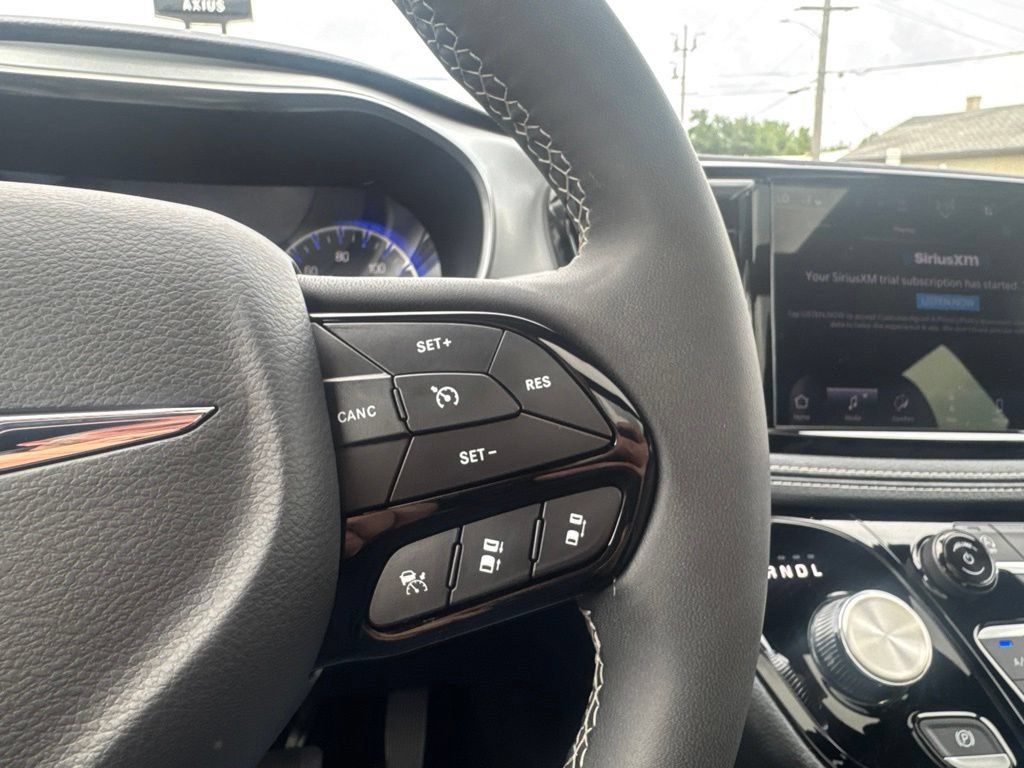 Used 2025 Chrysler Pacifica Limited FWD image 34