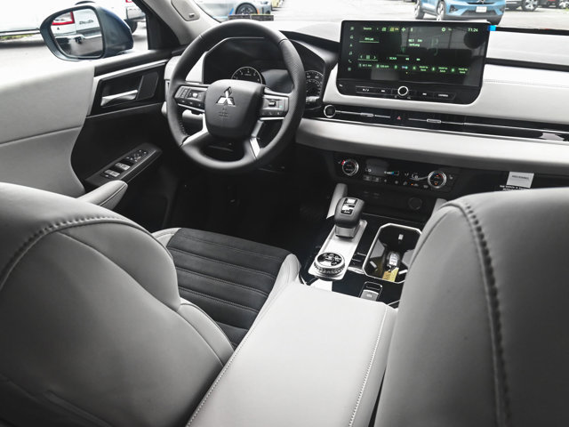 New 2025 Mitsubishi Outlander SE image 29