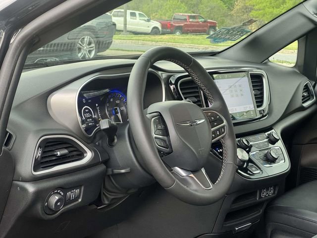 Used 2025 Chrysler Pacifica Select FWD image 29