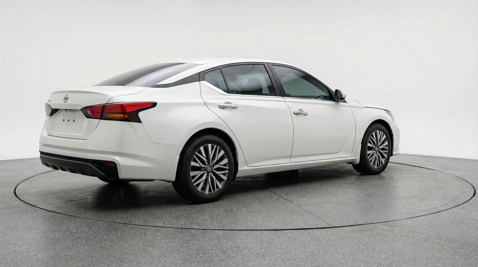 Used 2025 Nissan Altima 2.5 SV FWD image 9