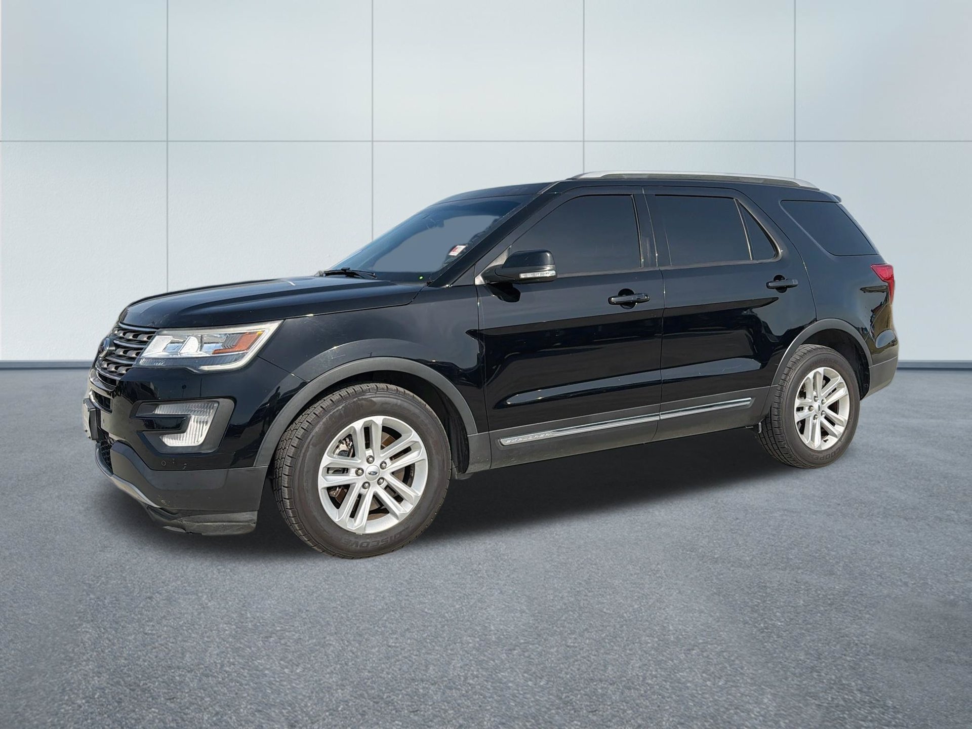 Used 2017 Ford Explorer XLT w/ Equipment Group 202A FWD image 1