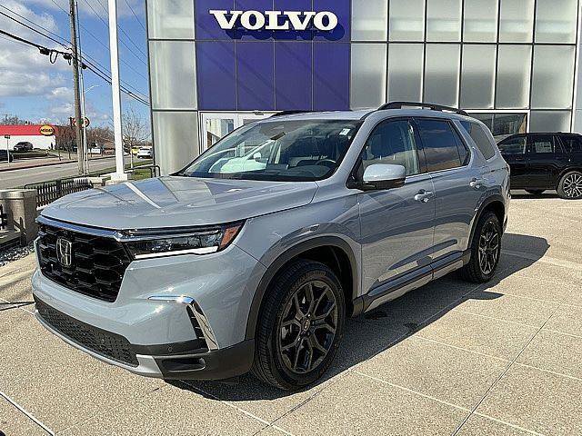 Used 2025 Honda Pilot Elite image 3