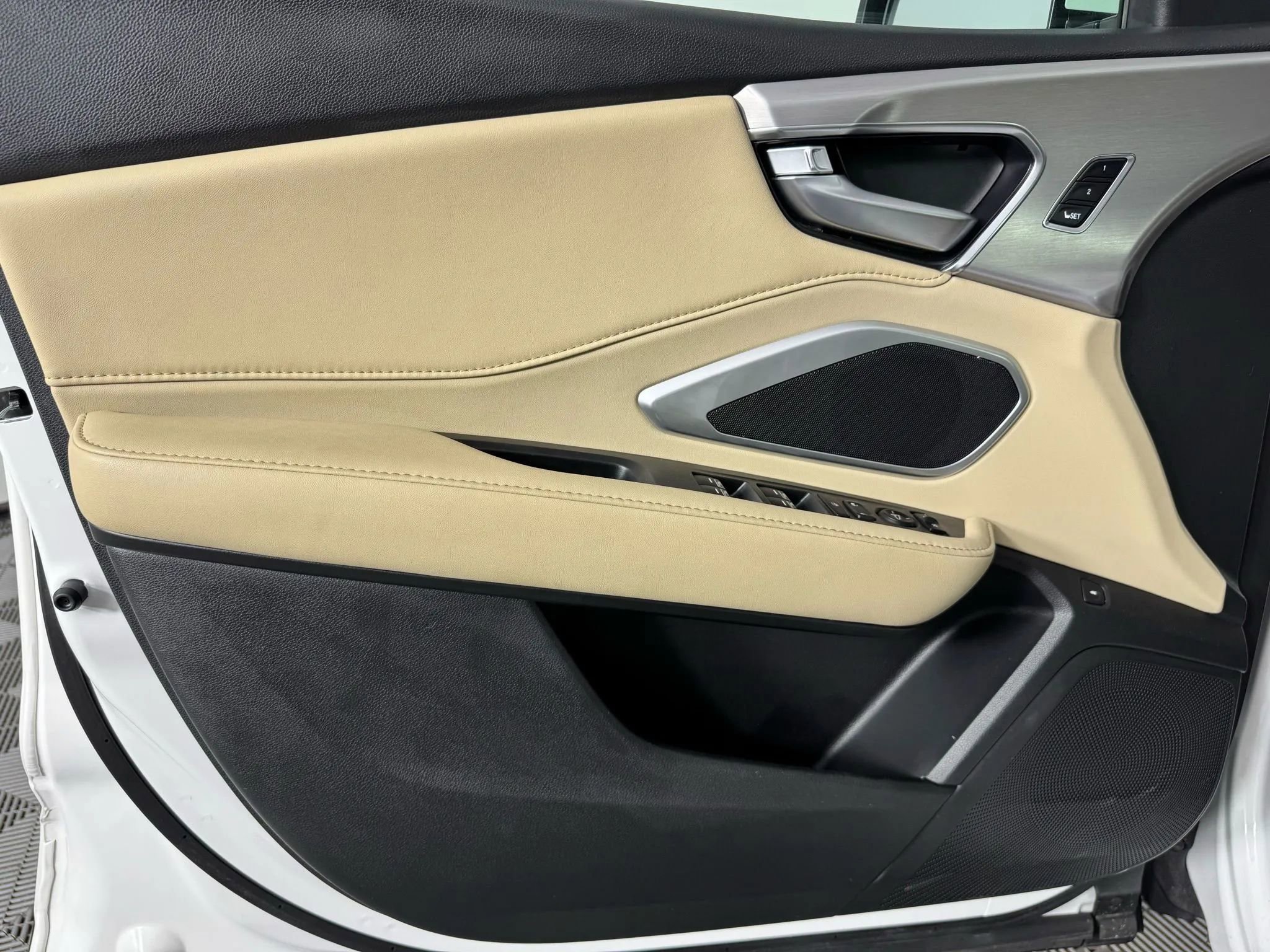 Used 2024 Acura RDX SH-AWD image 40