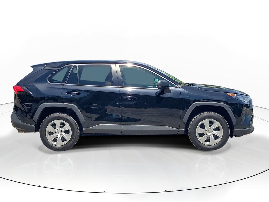 Used 2022 Toyota RAV4 LE FWD image 5