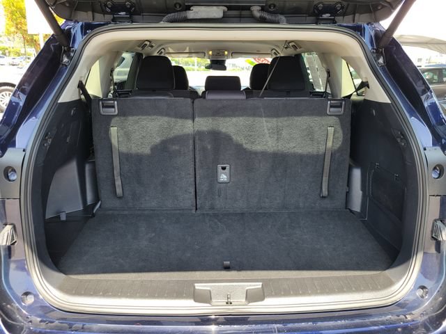 Used 2025 Toyota Highlander LE FWD image 22