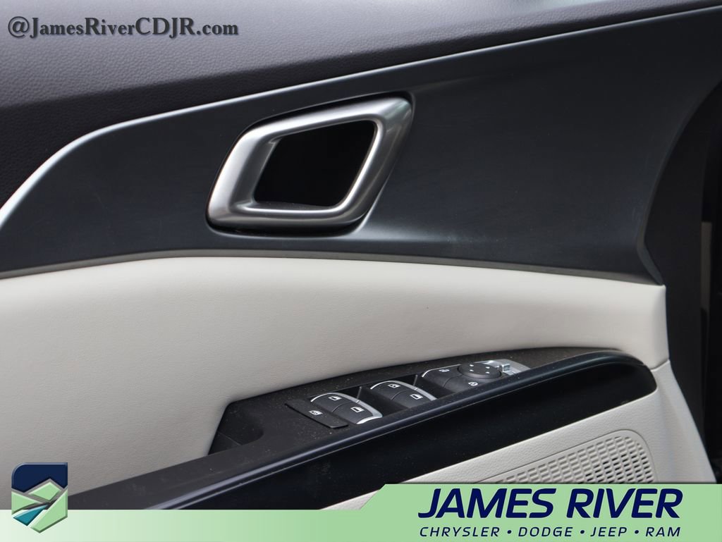 Used 2023 Kia Carnival LX image 20