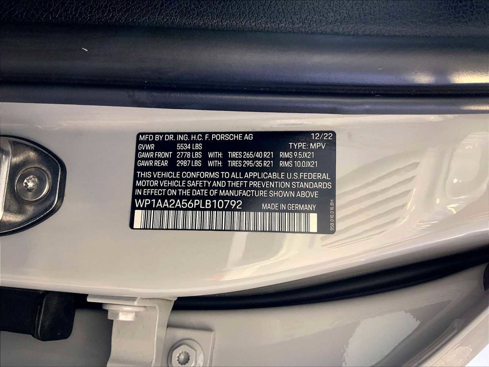 Certified 2023 Porsche Macan AWD/4WD image 36