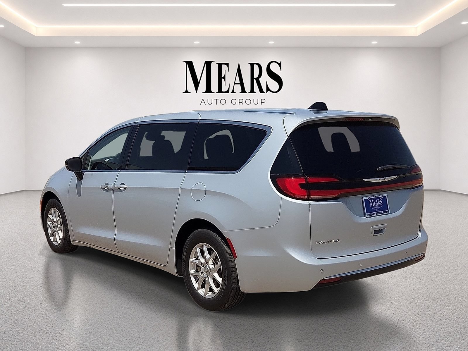 Used 2024 Chrysler Pacifica Touring-L FWD image 3