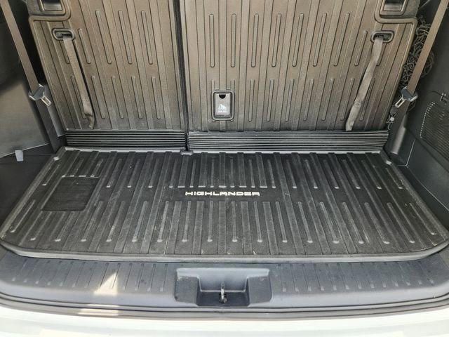 Used 2024 Toyota Highlander XLE AWD/4WD image 23