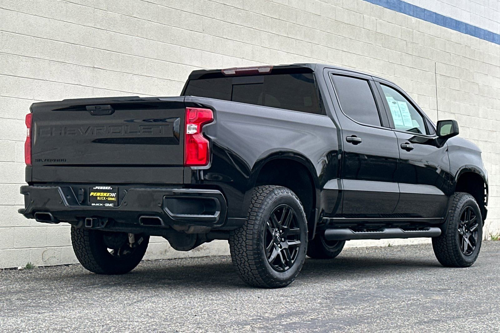 Used 2020 Chevrolet Silverado 1500 LT Trail Boss w/ Midnight Edition AWD/4WD image 4
