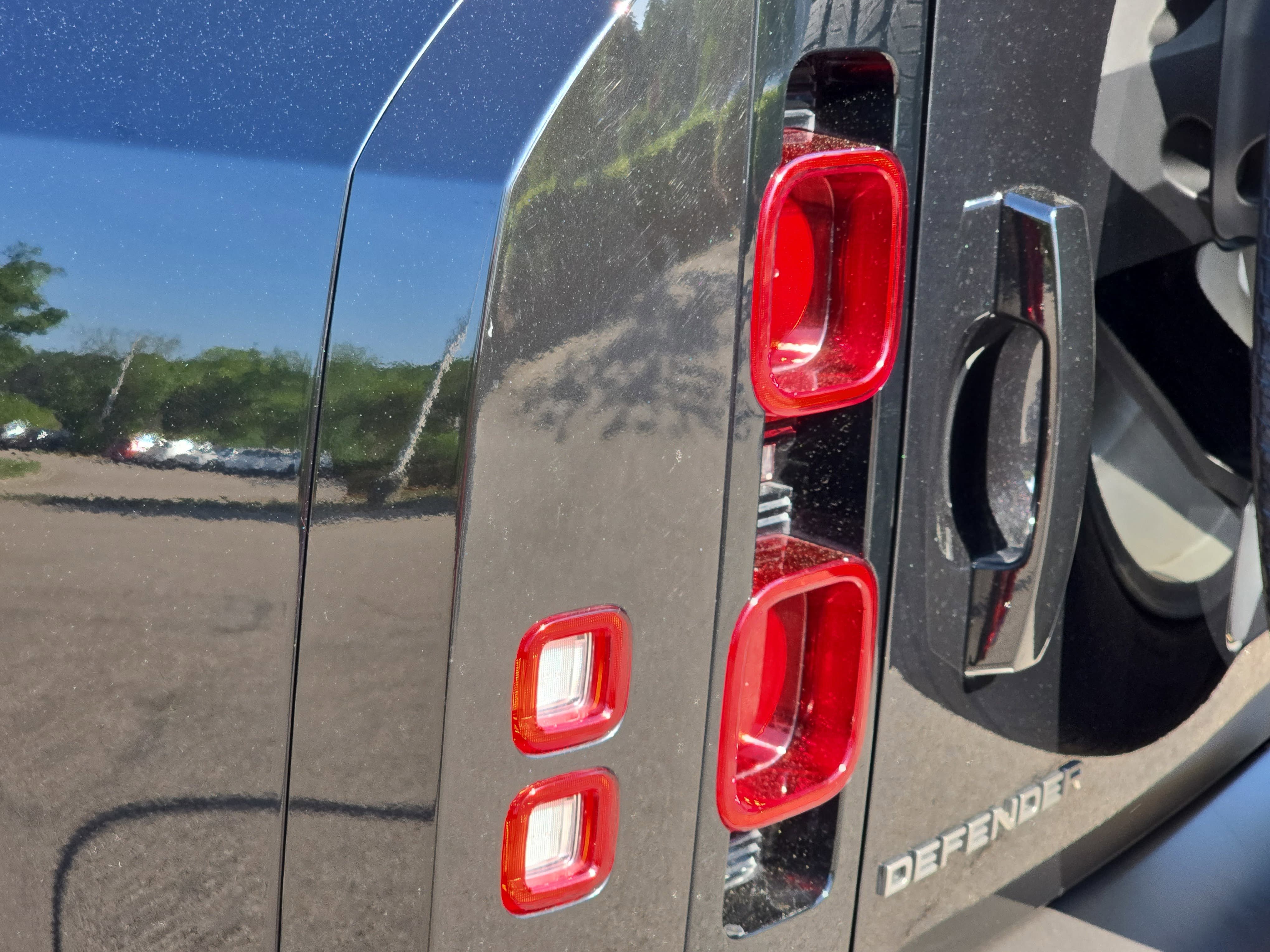 Certified 2025 Land Rover Defender 110 X-Dynamic SE image 34