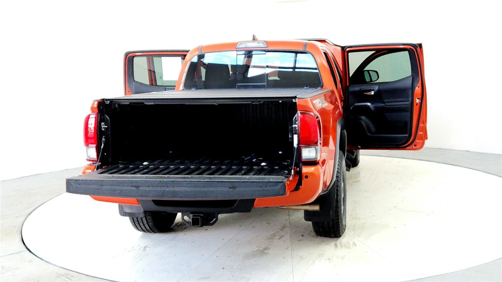 Used 2018 Toyota Tacoma TRD Off-Road w/ Technology Package image 11