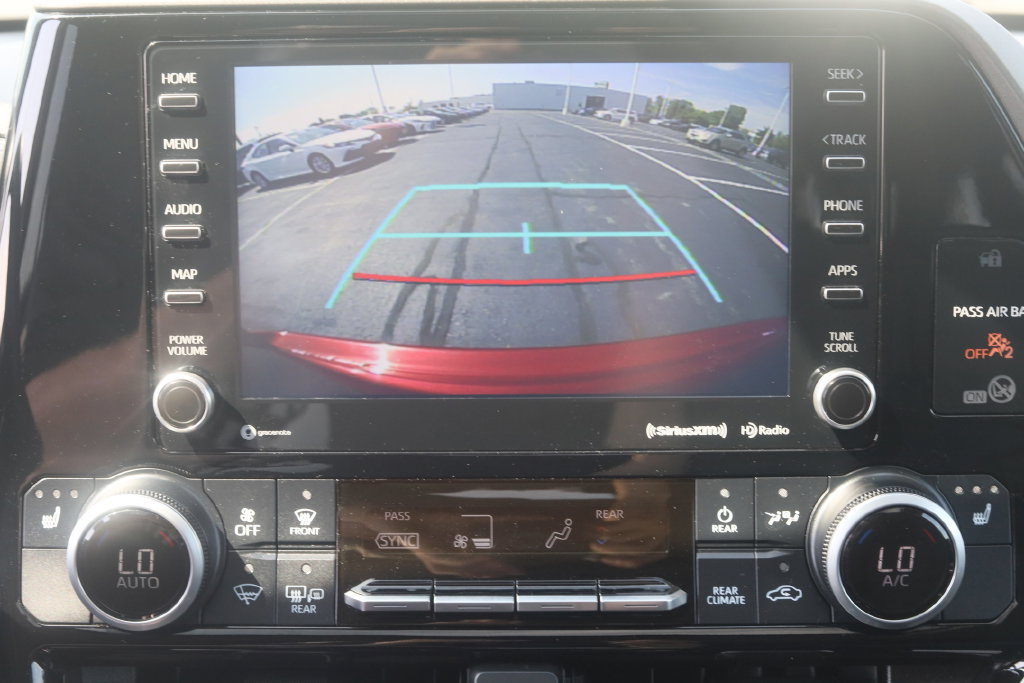 Used 2021 Toyota Highlander XLE AWD/4WD image 8