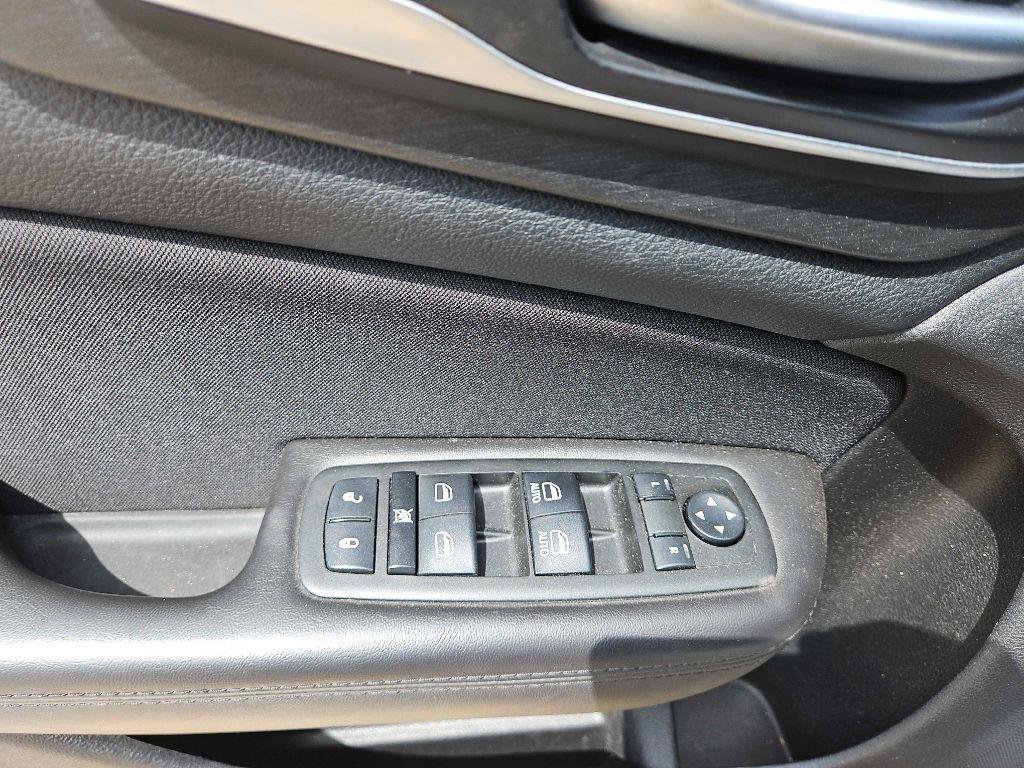 Used 2015 Chrysler 200 Limited w/ Convenience Group image 10