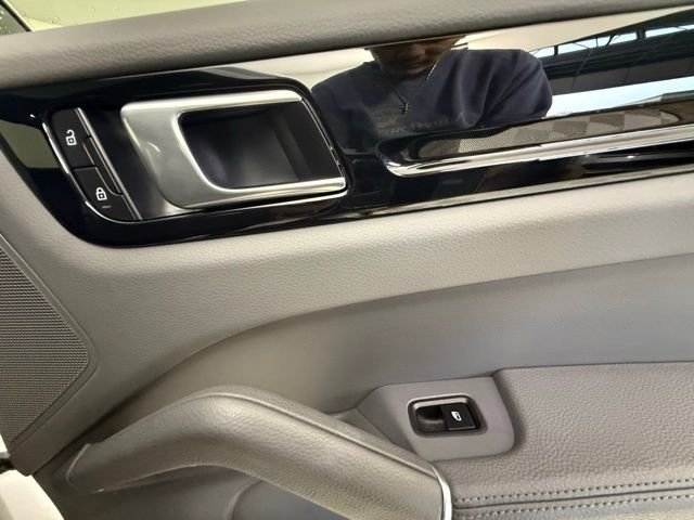 Used 2023 Porsche Cayenne Platinum Edition image 28