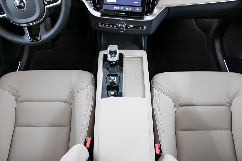 New 2026 Volvo XC90 B5 Plus w/ Protection Package Premier image 16