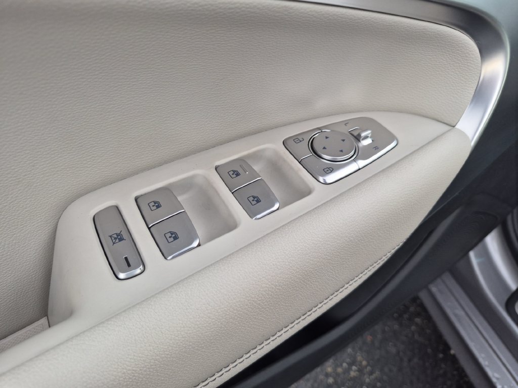 Used 2025 Genesis G70 2.5T RWD image 13