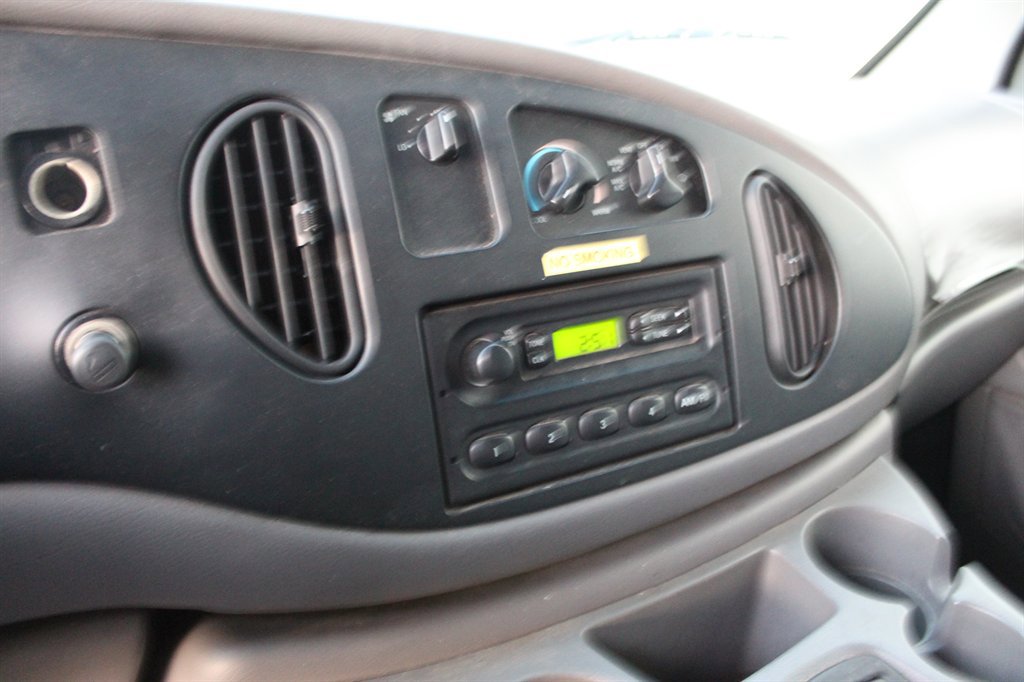 Used 2000 Ford E-150 and Econoline 150 image 7
