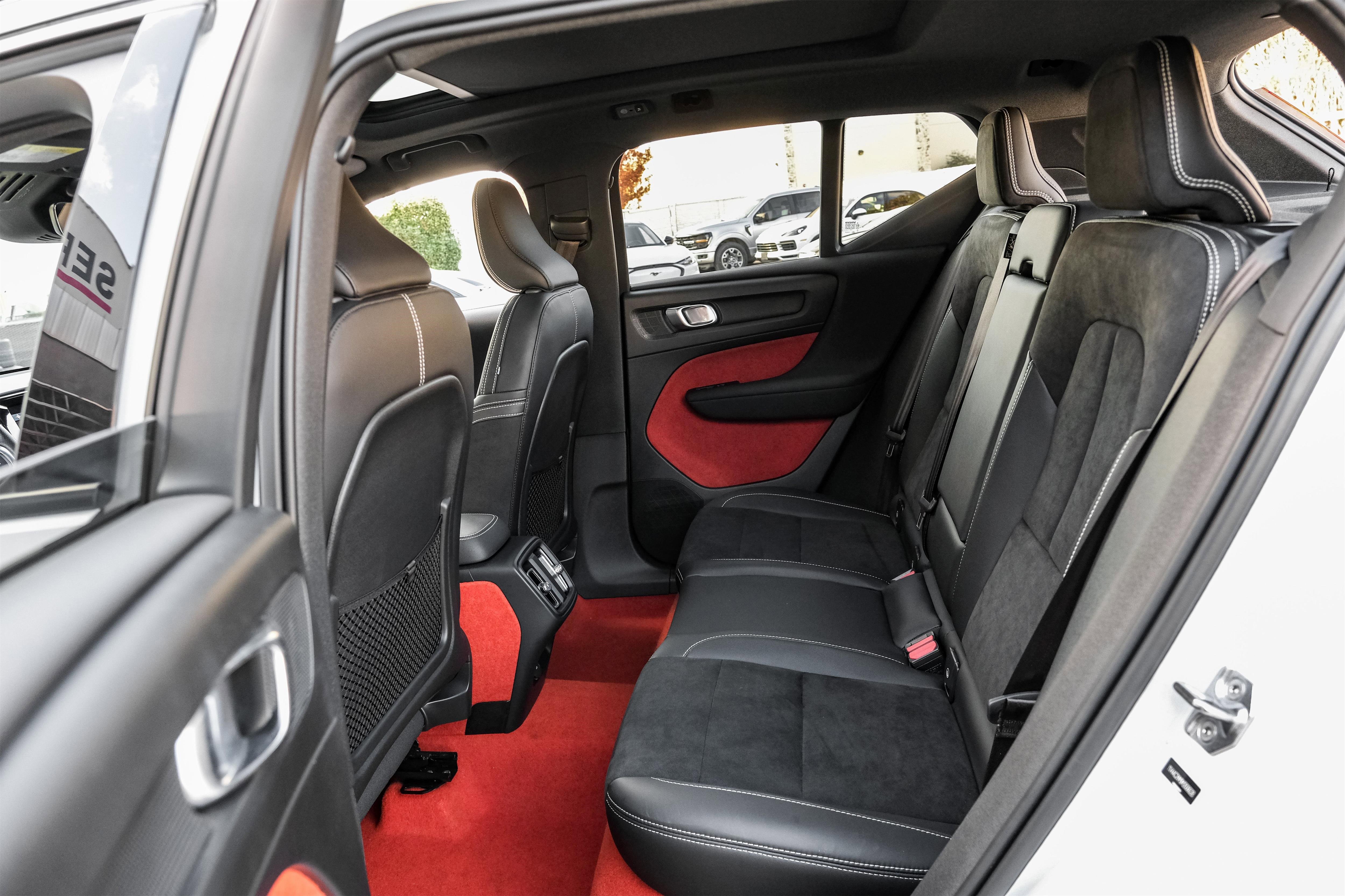 Used 2021 Volvo XC40 T4 R-Design image 42