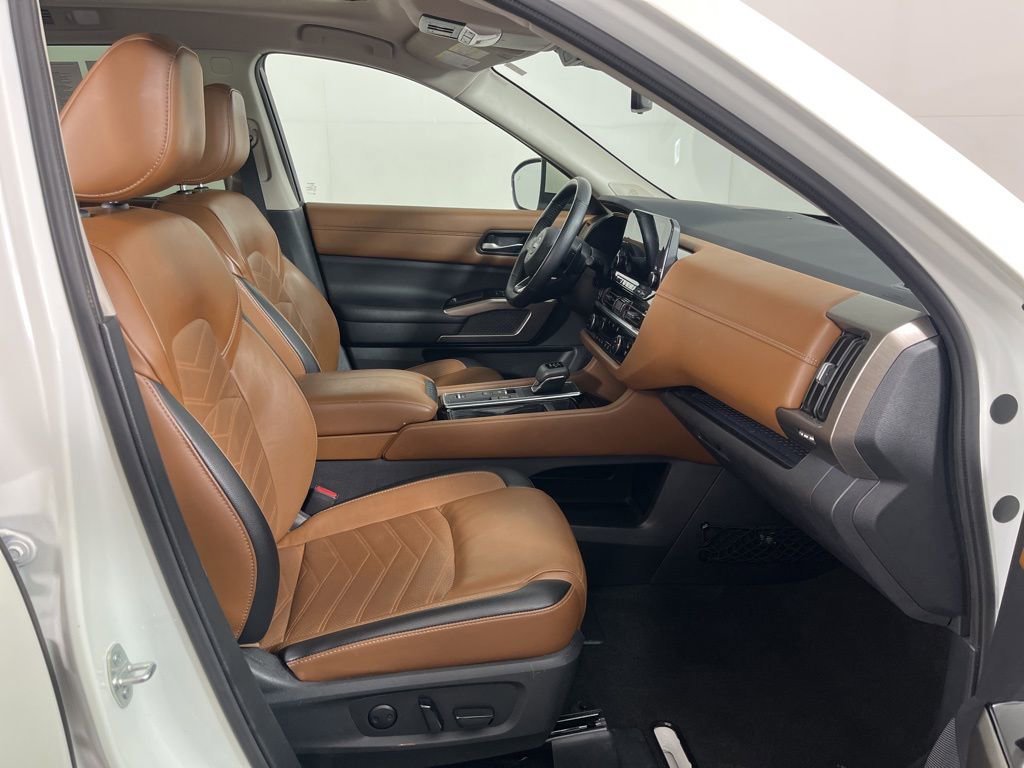 Used 2024 Nissan Pathfinder Platinum w/ Cargo Package image 7