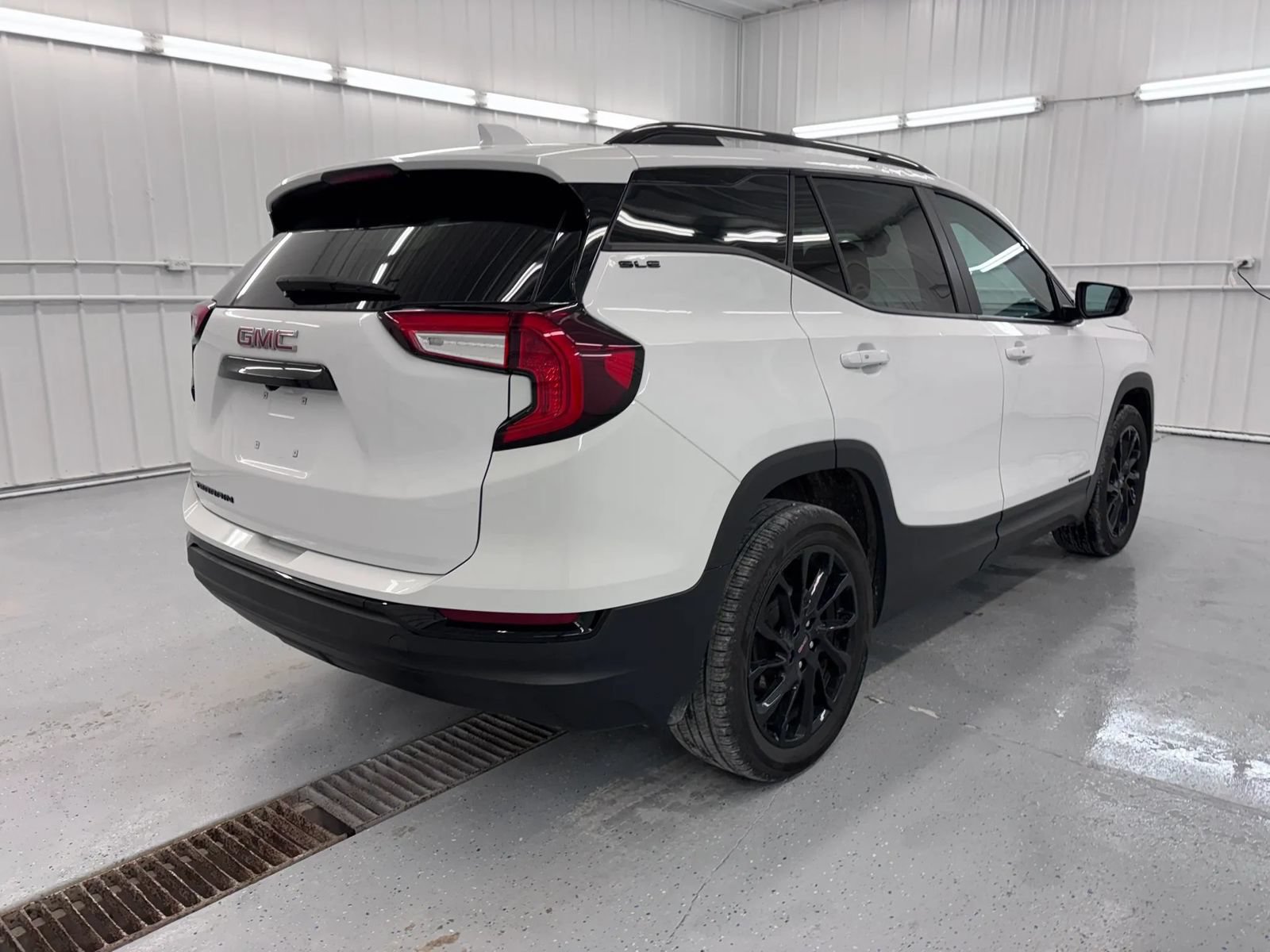Used 2024 GMC Terrain SLE w/ Elevation Edition FWD image 4