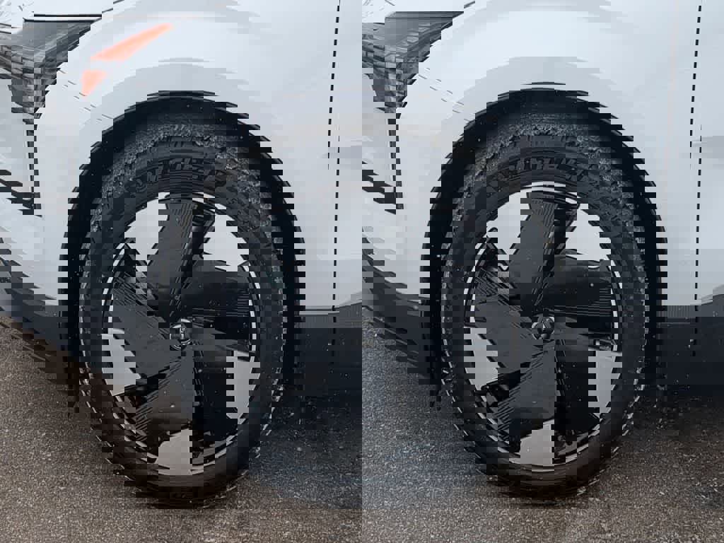 Certified 2025 Volvo EX30 Plus w/ Protection Package Premier image 13