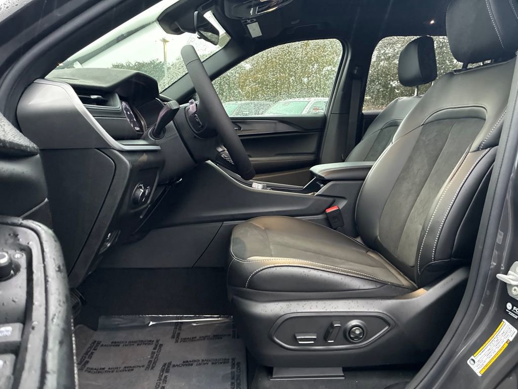 New 2025 Jeep Grand Cherokee Altitude image 12