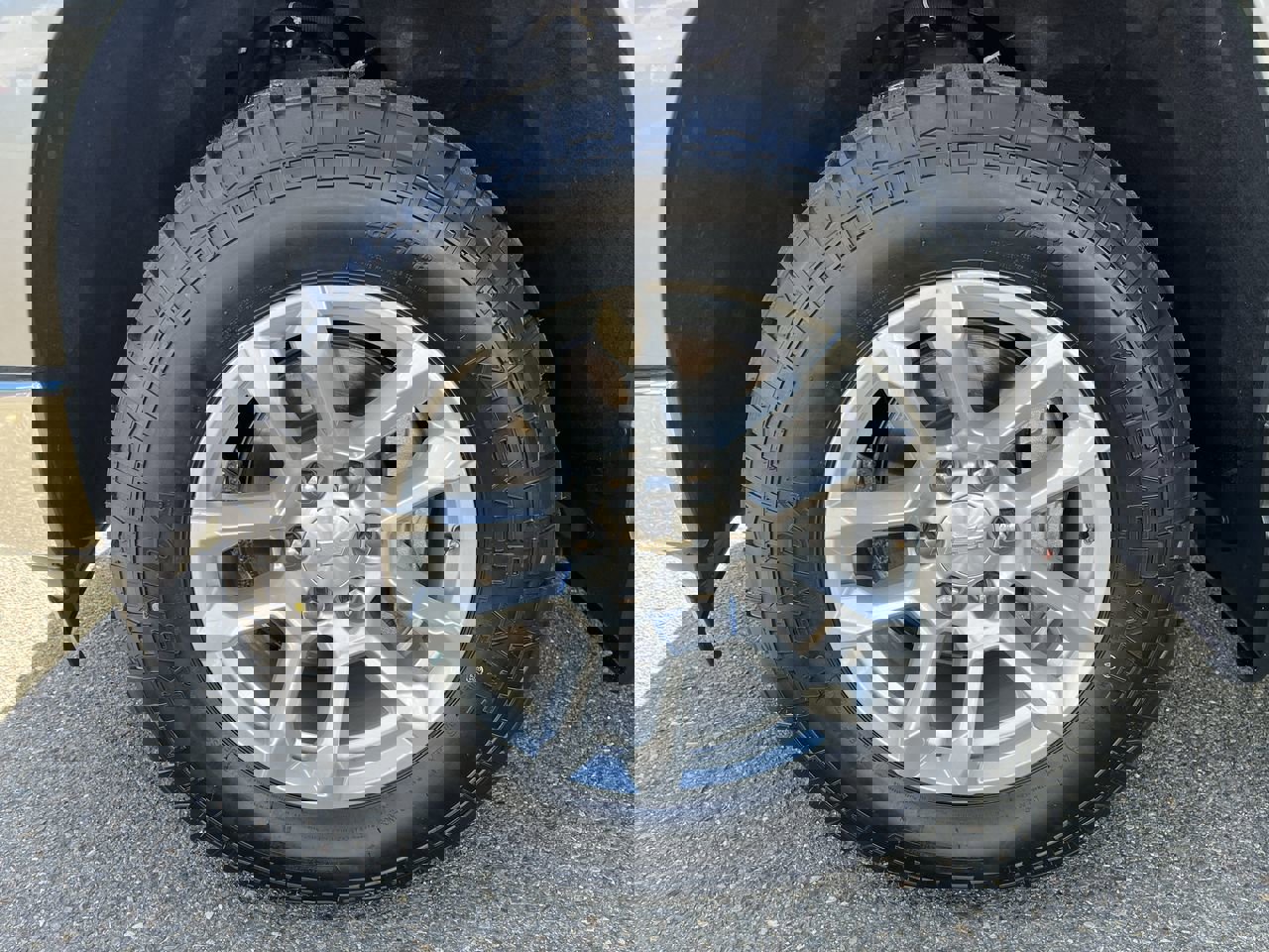 Used 2023 Chevrolet Silverado 1500 LT w/ Z71 Off-Road Package AWD/4WD image 30