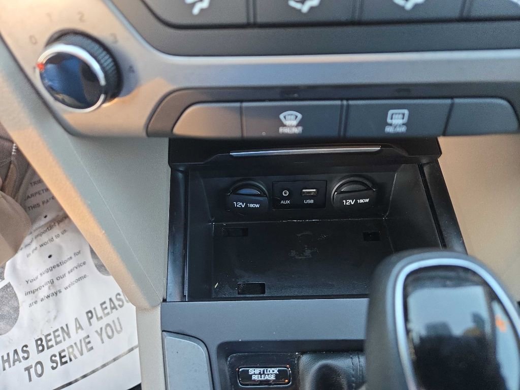 Used 2017 Hyundai Elantra SE image 18