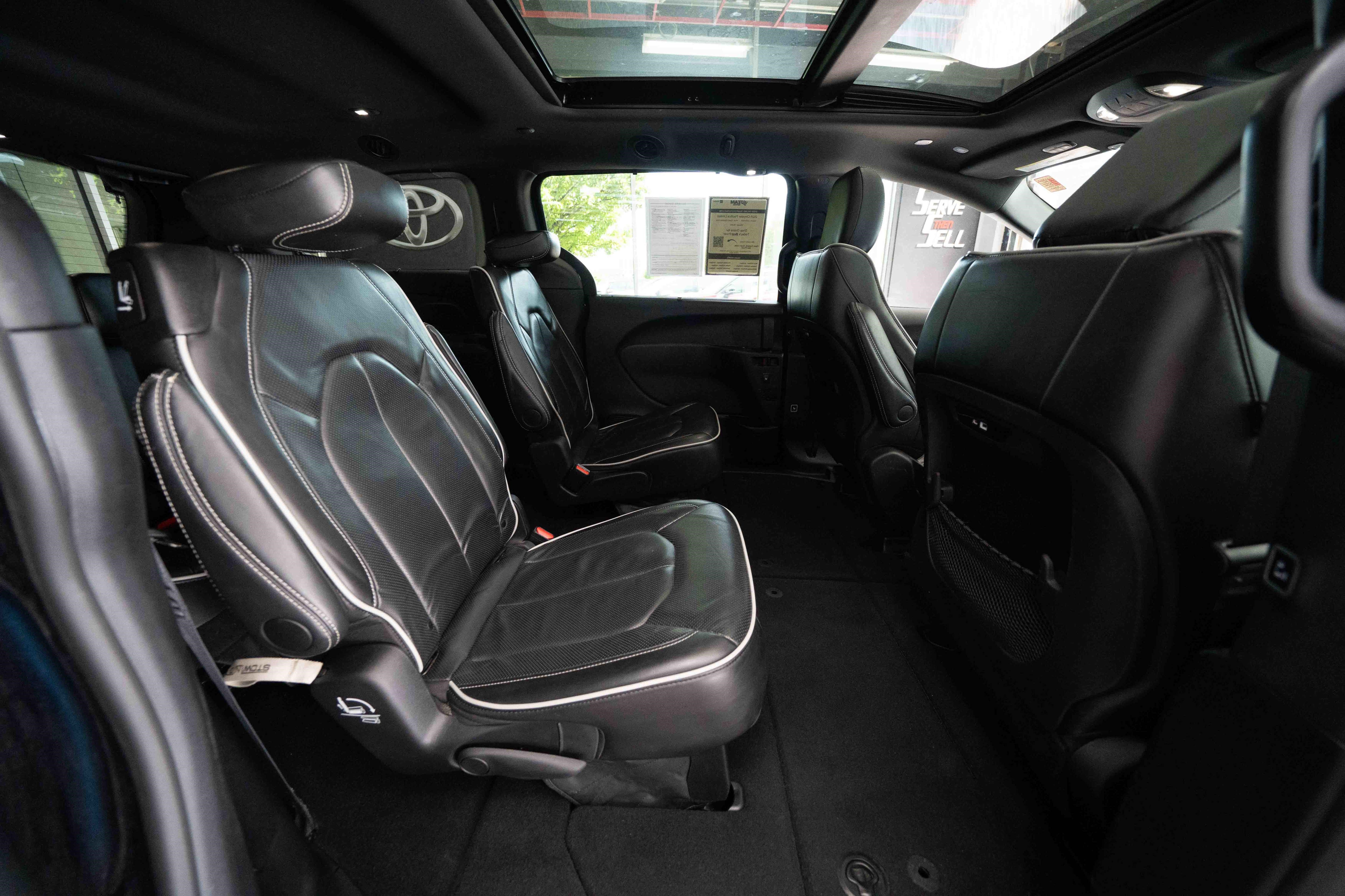 Used 2025 Chrysler Pacifica Limited FWD image 25