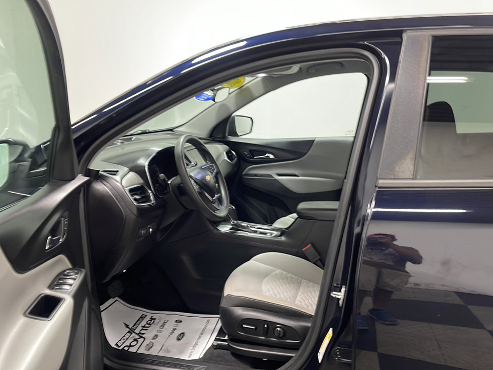 Used 2020 Chevrolet Equinox LS w/ LS Convenience Package FWD image 2
