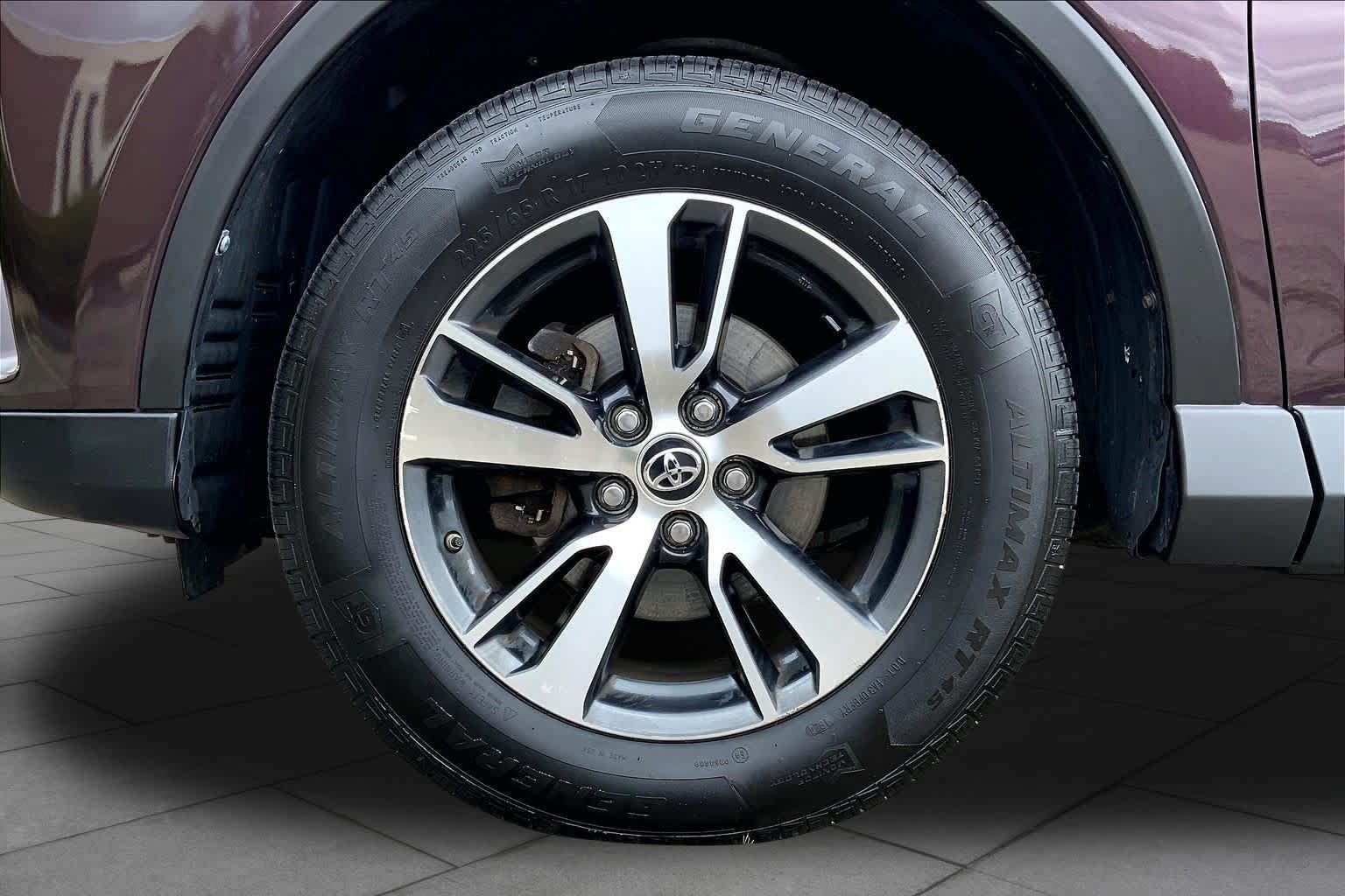 Used 2017 Toyota RAV4 XLE AWD/4WD image 11