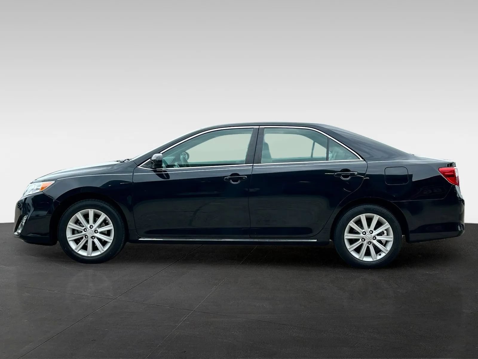 Used 2013 Toyota Camry XLE w/ Leather Pkg FWD image 4