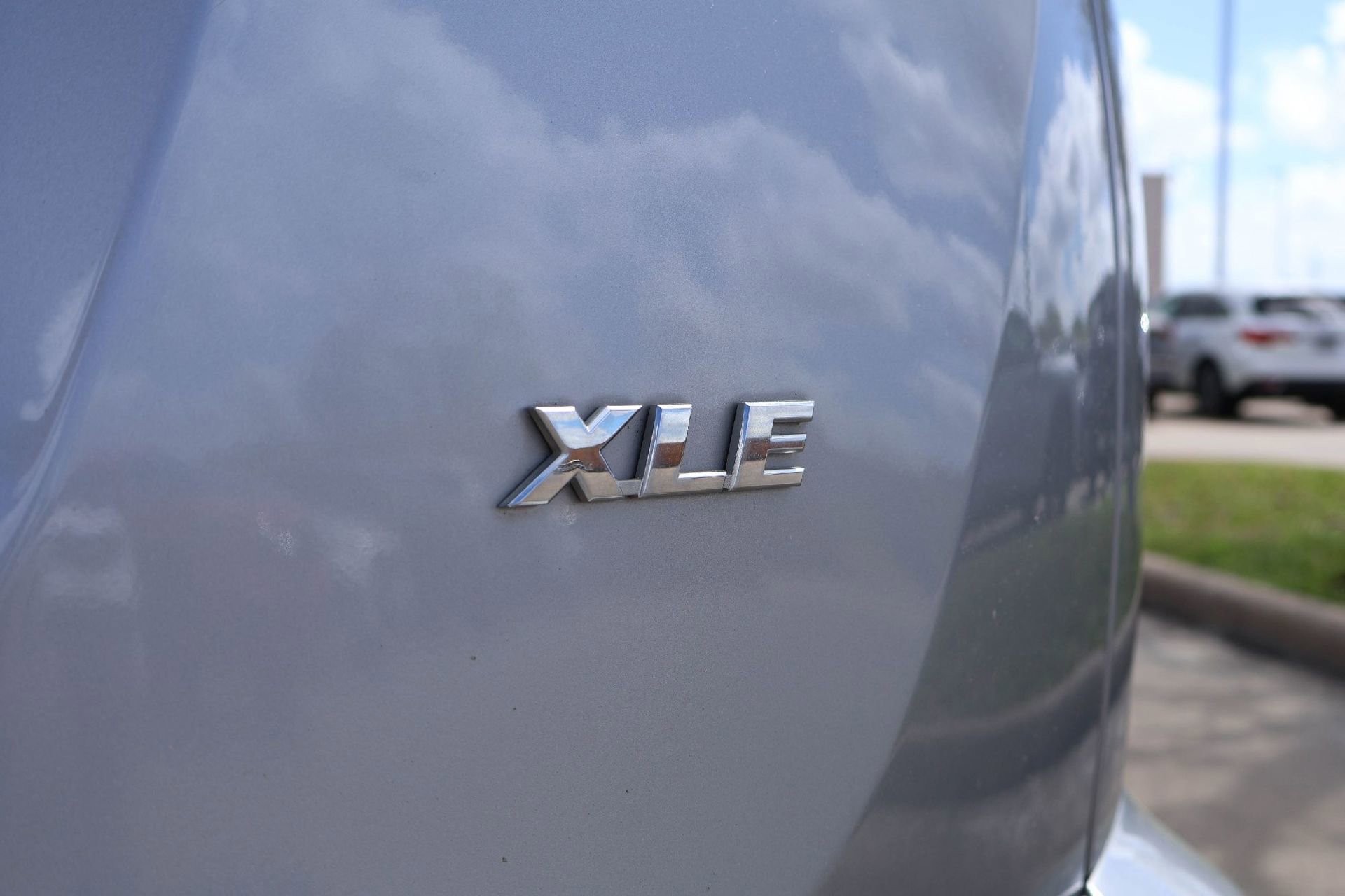 Used 2018 Toyota RAV4 XLE w/ Plus Extra Value Package image 7