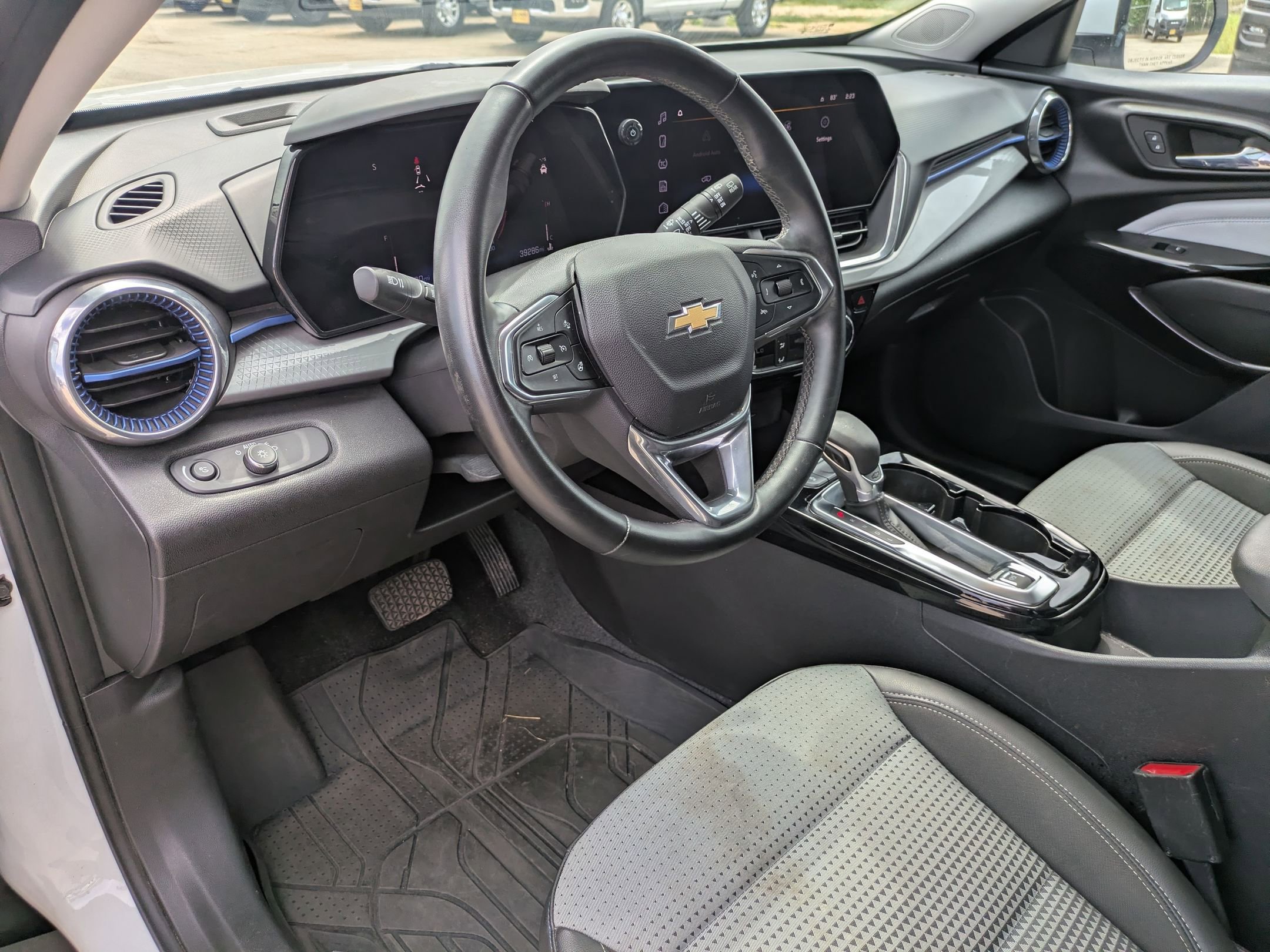 Used 2024 Chevrolet Trax LT w/ Sunroof Package FWD image 10